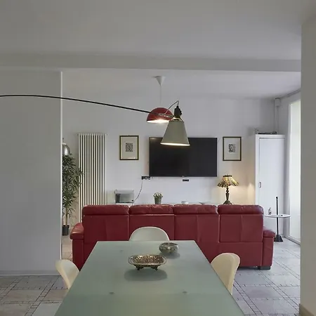 House With Pool 1 *